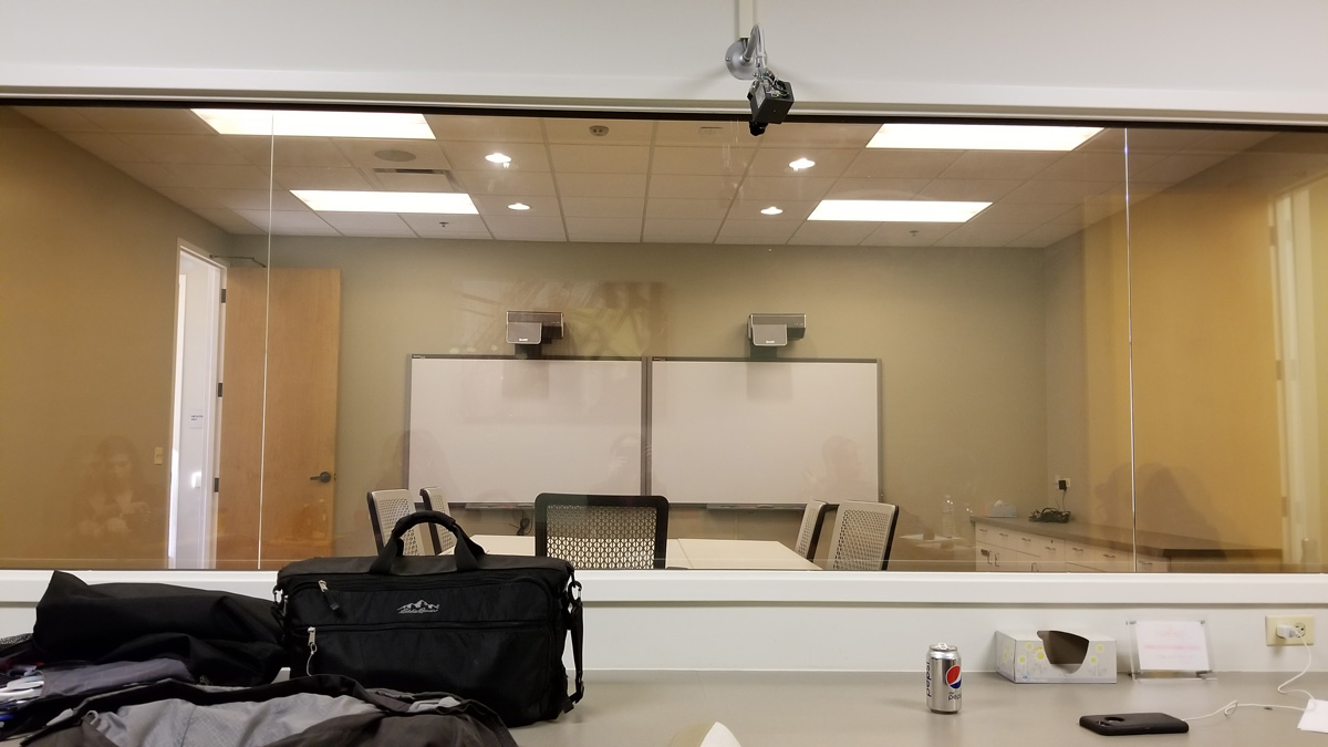 sala para focus group con espejo unidireccional