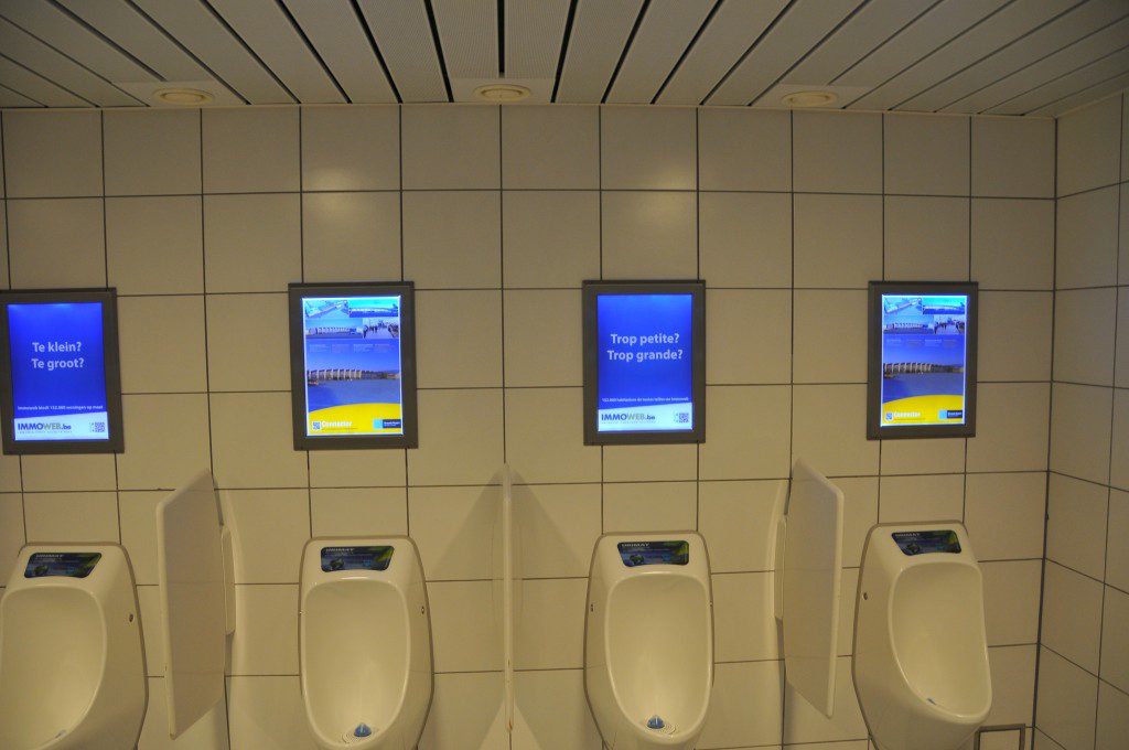 Illustratie van onze post "Combineer humor en een originele plaats om efficiënt reclame te voeren"