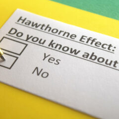 L’effetto Hawthorne: definizione, impatto, esempi