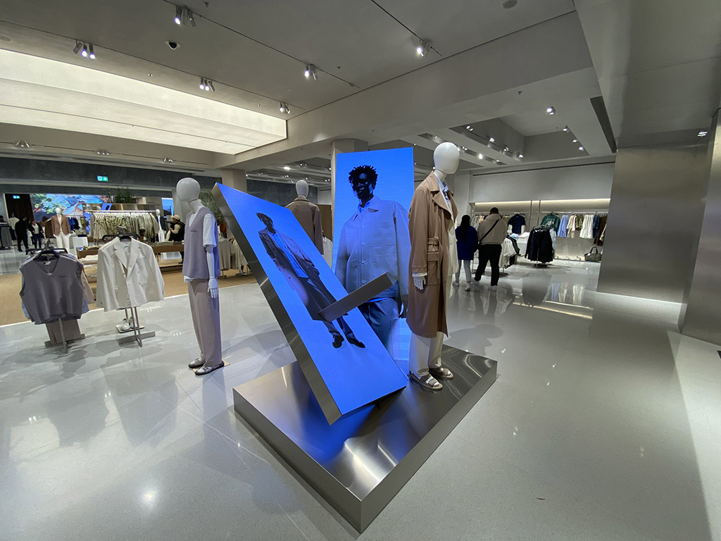 flagship store Zara, 74 Champs Elysées