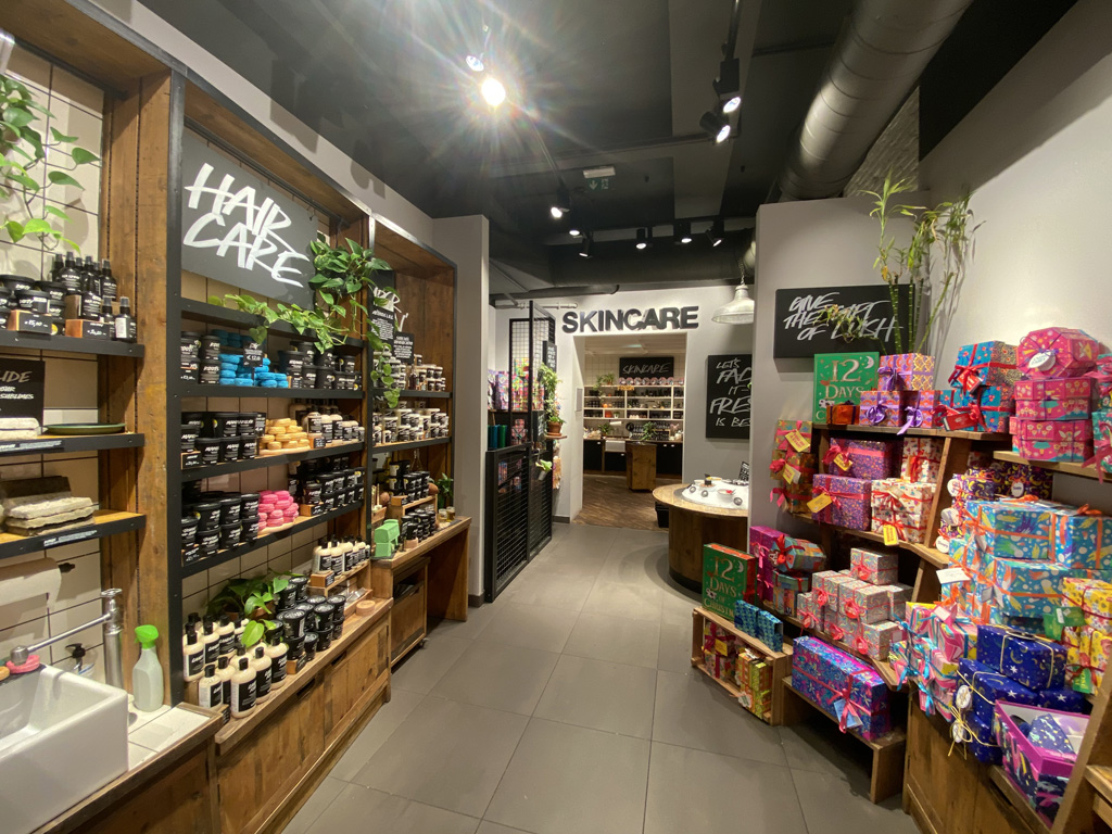 the marketing mix of Lush takes advantage of natural materials in its stores