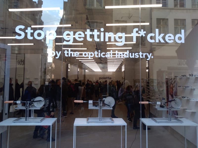 Illustratie van onze post "Klantenervaring: Polette plaatst seksspeeltjes in de etalage"