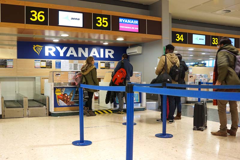 comptoir d'embarquement Ryanair, reflet de la pratique de pricing qui stingue le marketing mix de la compagnie irlandaise 
