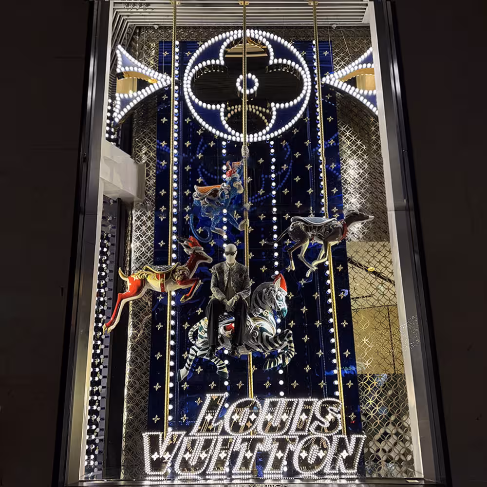 louis vuitton vitrines champs elysées noël 2024