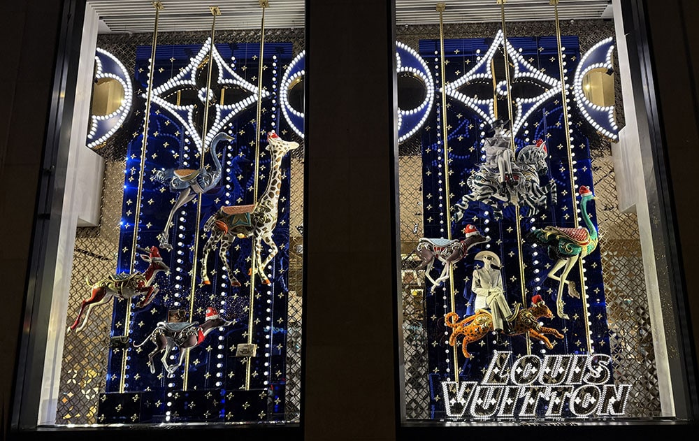 Illustration de notre publication "Louis Vuitton : des vitrines de Noël sous le signe du manège"