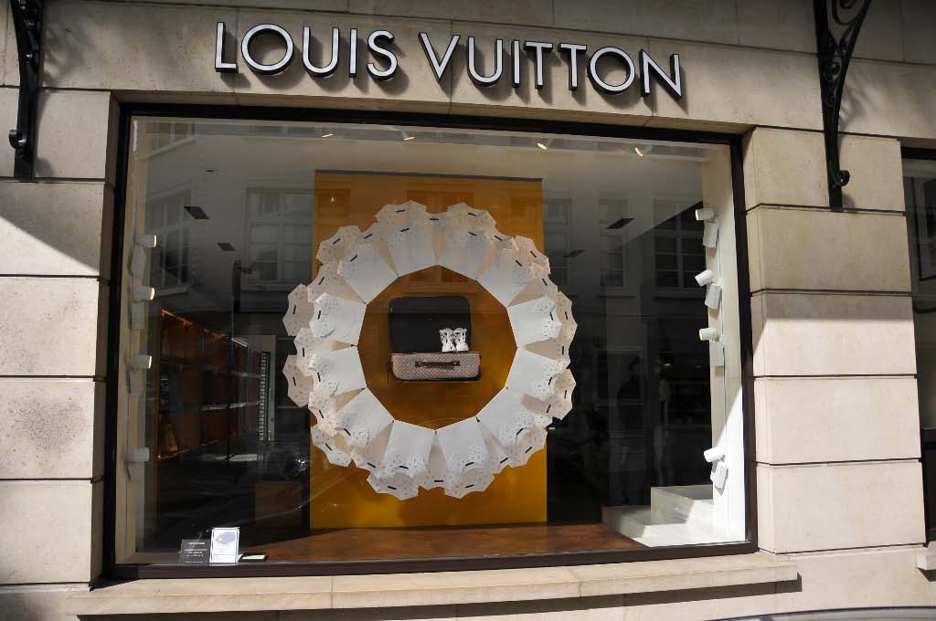 Louis Vuitton's stores' windows enhanced through multimedia