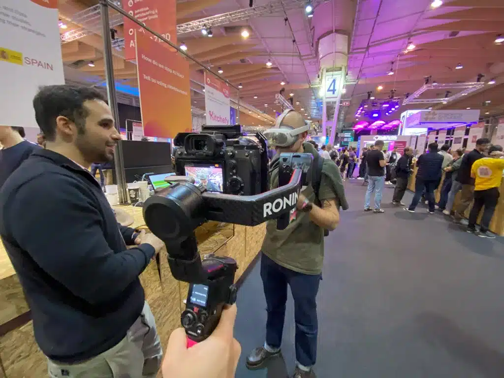 Mon collègue Kevin en train d'essayer une application en réalité virtuelle à l'un des dtands du Websummit.