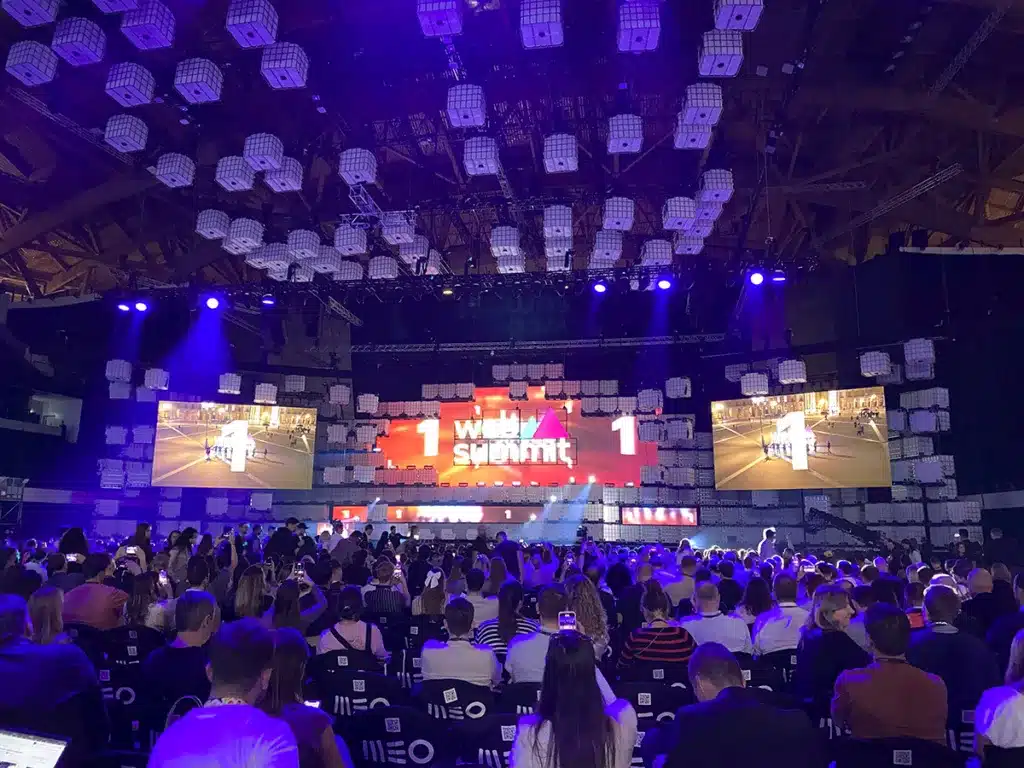 Une conférence dans la salle de conférence centrale ("Altice Arena").